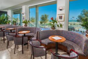 A balcony or terrace at Hotel Mareblu