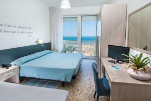 A bed or beds in a room at Hotel Mareblu