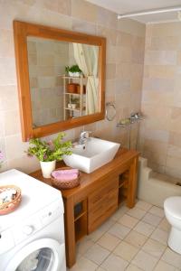 łazienka z umywalką i pralką w obiekcie Corinthian Sun - Vacation Home w mieście Korynt +37 zdjęć