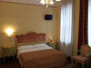 a hotel room with a bed and a lamp at Residenza Grisostomo in Venice