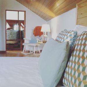 Un pat sau paturi într-o cameră la Casa Moinho do Oeste - West Windmill Portugal