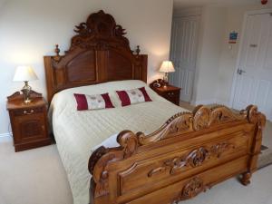 Rúm í herbergi á Cameley Lodge - Self Catering