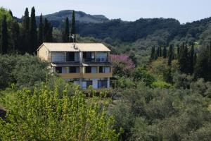 una casa en medio de un bosque en Villa Bouka, en Astrakeri