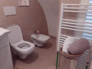 a small bathroom with a toilet and a sink at Casa Vacanze Giovanni Cesare in Noci