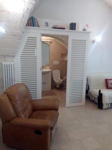 a living room with a couch and a bed and a chair at Casa Vacanze Giovanni Cesare in Noci