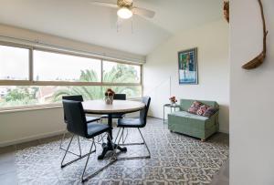 Posezení v ubytování Homey suite in Zichron Yaakov + 21 fotografií