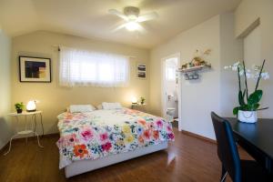 1 dormitorio con 1 cama con colcha de flores en Homey suite in Zichron Yaakov en Zikhron Ya‘aqov