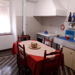 eine Küche mit einem Tisch und einer Schüssel darauf in der Unterkunft B&B la Casa del daino in Millesimo