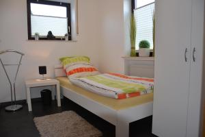 En eller flere senge i et værelse på Ferienwohnung Hedi