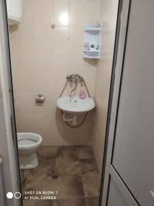 ein kleines Bad mit WC und Waschbecken in der Unterkunft apartment Petr Beron in Warna