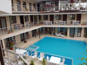 una vista aérea de una gran piscina en un hotel en Alida Hotel, en Pamukkale