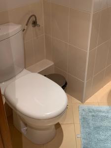 uma casa de banho com um WC branco e um tapete azul em Studios-Villa Park SV em Borovets mais 18 fotografias