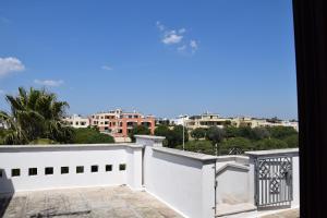 una vista sulla città dal balcone di una casa di Appartamento Flora a Gallipoli