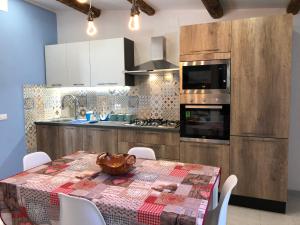 - une cuisine avec une table et un bol dans l'établissement Scopello Guidaloca Villas, à Scopello