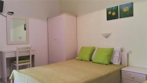 Posteľ alebo postele v izbe v ubytovaní Ikos Studios and Apartments
