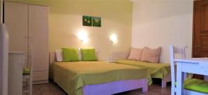 Posteľ alebo postele v izbe v ubytovaní Ikos Studios and Apartments
