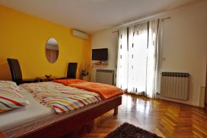 1 dormitorio con cama y ventana grande en Apartments and Rooms Irena en Rovinj