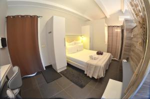 1 dormitorio con cama y espejo en Ancie, en Grimaud