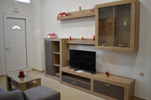 A television and/or entertainment centre at Rodoula Luxury Αpartment 2