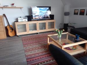 ein Wohnzimmer mit einem Flachbild-TV auf einem Schrank in der Unterkunft Pier 213 in Bad Zwischenahn