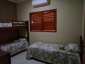 Tempat tidur susun dalam kamar di Maragogi Chalé Antunes