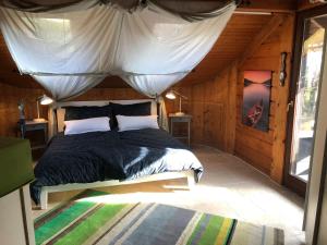 una camera da letto con un letto in una cabina di legno di Atelier Kurt a Hinterbrühl