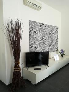 uma sala de estar com televisão numa mesa branca em B&b My Bergamo em Bérgamo