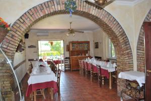 un arco en un restaurante con mesas y sillas en Agriturismo La Valle Di Ceri, en Cerveteri