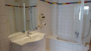 Koupelna v ubytování Familien Chalet mit direktem Bademantelgang zur Therme + 10 fotografií