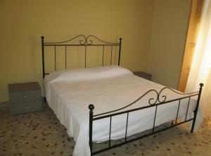 - une chambre avec un grand lit et des draps blancs dans l'établissement Casa Vacanza Trappeto Palermo 2, à Trappeto