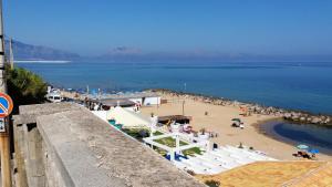 - une vue sur la plage avec un groupe de personnes dans l'établissement Casa Vacanza Trappeto Palermo 2, à Trappeto