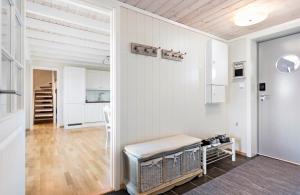 een woonkamer met witte muren en een houten vloer bij Voss - Apartment with panoramic view in Skulestadmo