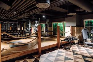a fitness room with a gym with weights at Amerikalinjen in Oslo