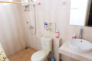 Baño pequeño con aseo y lavamanos en Double E Villa, en Batu