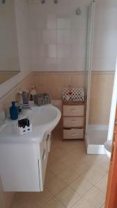 y baño con lavabo blanco y ducha. en Villa Amalfi, en Amalfi