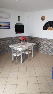 une salle à manger avec une table et des chaises blanches dans l'établissement Villa Amalfi, à Amalfi