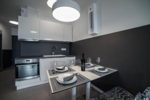 A kitchen or kitchenette at PR1MO Apartmanok