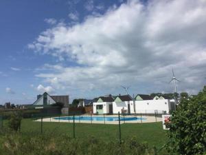 a pool with a windmill and houses and a windmill at Nieuwendamme 80 in Nieuwpoort