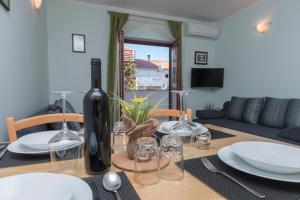 TV a/nebo společenská místnost v ubytování Milos Apartment