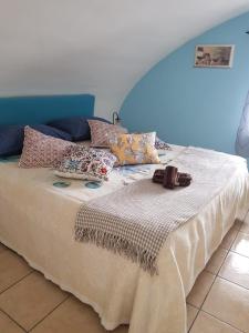 - un lit avec une couverture blanche et des oreillers dans l'établissement Villa Amalfi, à Amalfi
