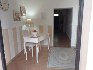 un tavolo e una sedia in una stanza con corridoio di Citrus Garden ad Avetrana