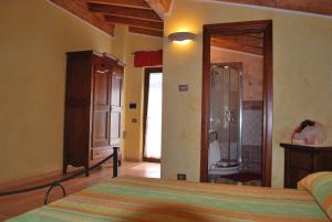 A bed or beds in a room at Agriturismo La Valle Di Ceri