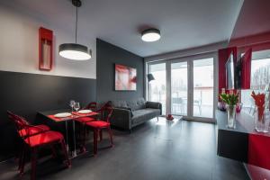 A seating area at PR1MO Apartmanok