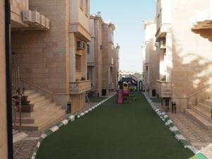 un corridoio con un tappeto verde in un edificio di Al Khaleej Tourist INN - Al Taif, Al Hada ad Al Hada
