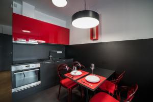 A kitchen or kitchenette at PR1MO Apartmanok