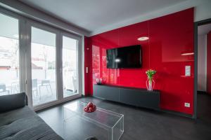 A television and/or entertainment centre at PR1MO Apartmanok