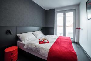 A bed or beds in a room at PR1MO Apartmanok