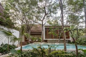 una casa en el bosque con piscina en Jungle Keva Tulum Villa Lodges & Venue, en Tulum