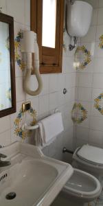 y baño con aseo, lavabo y espejo. en Villaggio "Camping Pompei", en Pompeya