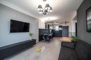 A television and/or entertainment centre at PR1MO Apartmanok